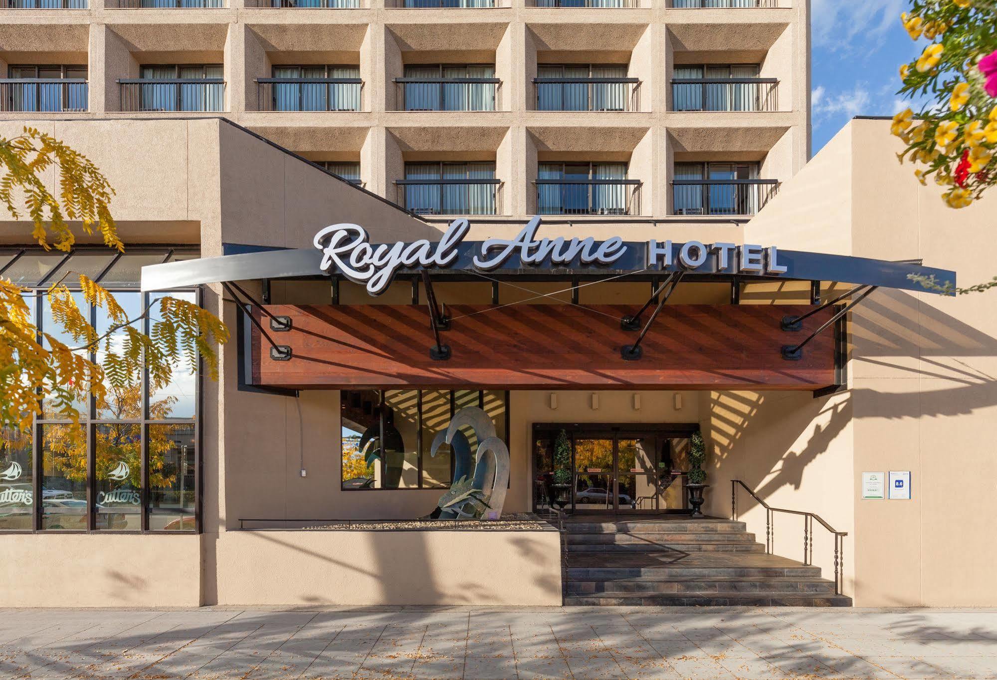The Royal Anne Hotel Келоуна Екстериор снимка